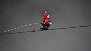 Un equilibrista cruza el abismo de las cataratas del Niágara [upl. by Aihsi218]